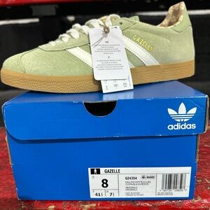 New never used Adidas Gazele size 8
